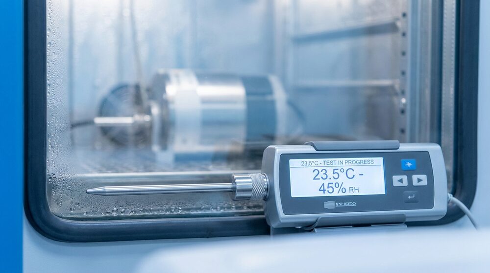 Reference thermometer and data logger under test